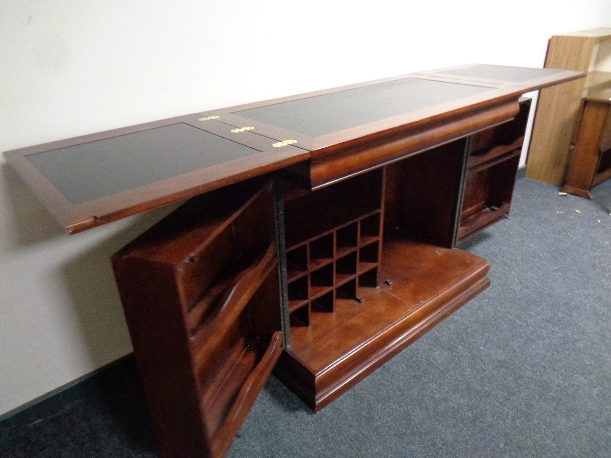 A contemporary cocktail bar/cabinet in a mahogany finish - Image 2 of 3