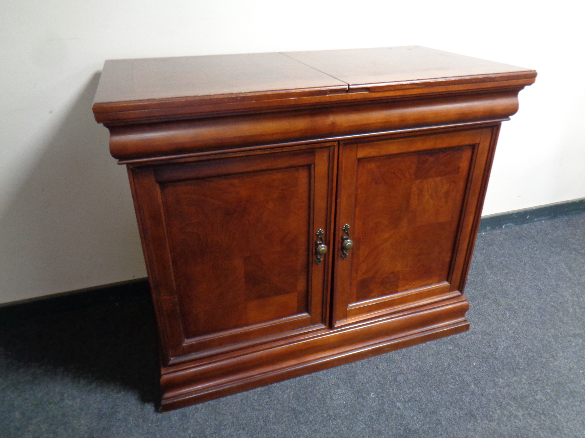 A contemporary cocktail bar/cabinet in a mahogany finish - Image 3 of 3