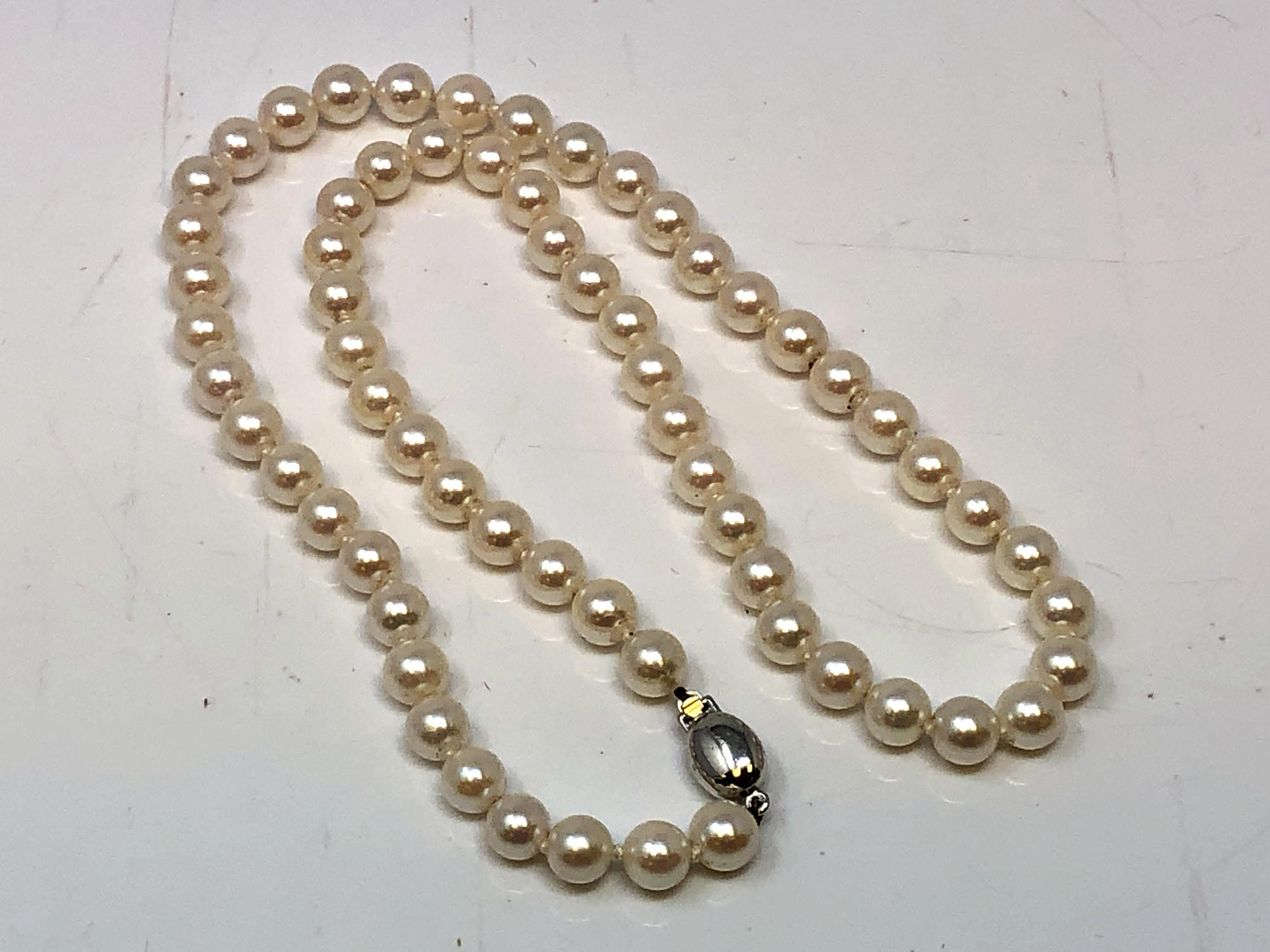 A strap of pearls on white gold clasp.