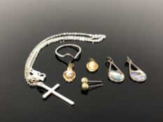 A small quantity of jewellery to include crucifix on chain,