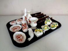 A tray containing nine pieces of Wedgwood golden cockerel cabinet china,