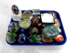 A tray containing 18 assorted glass and resin paperweights to include Warwick Castle,