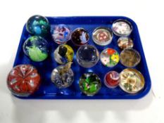 A tray containing 16 assorted glass paperweights to include Atlantis Glass,