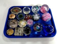 A tray containing 17 assorted glass paperweights to include Selkirk Glass,