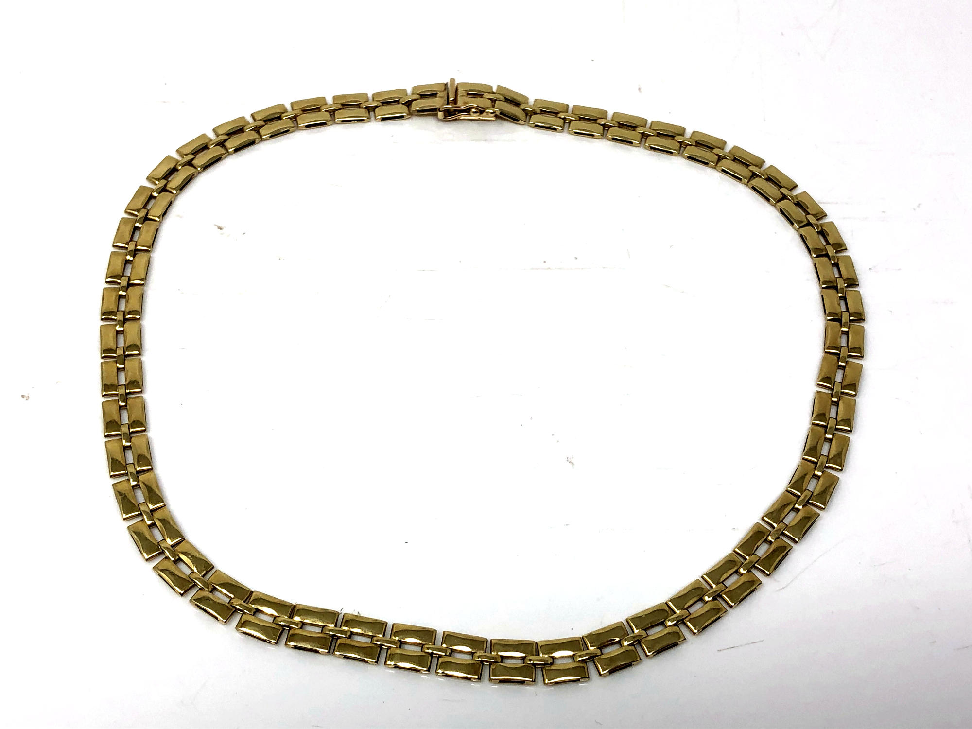 A 9ct gold necklace. CONDITION REPORT: 20.