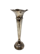 An Edwardian loaded silver flower vase, Spurrier & Co, Birmingham 1909, height 21cm.