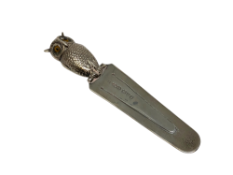 A novelty silver owl bookmark, Sampson Mordan & Co, Chester 1909, length 9cm.