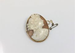 A yellow gold cameo brooch