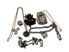 Assorted silver jewellery.
