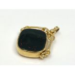 An antique 18ct gold agate fob, Chester 1908.