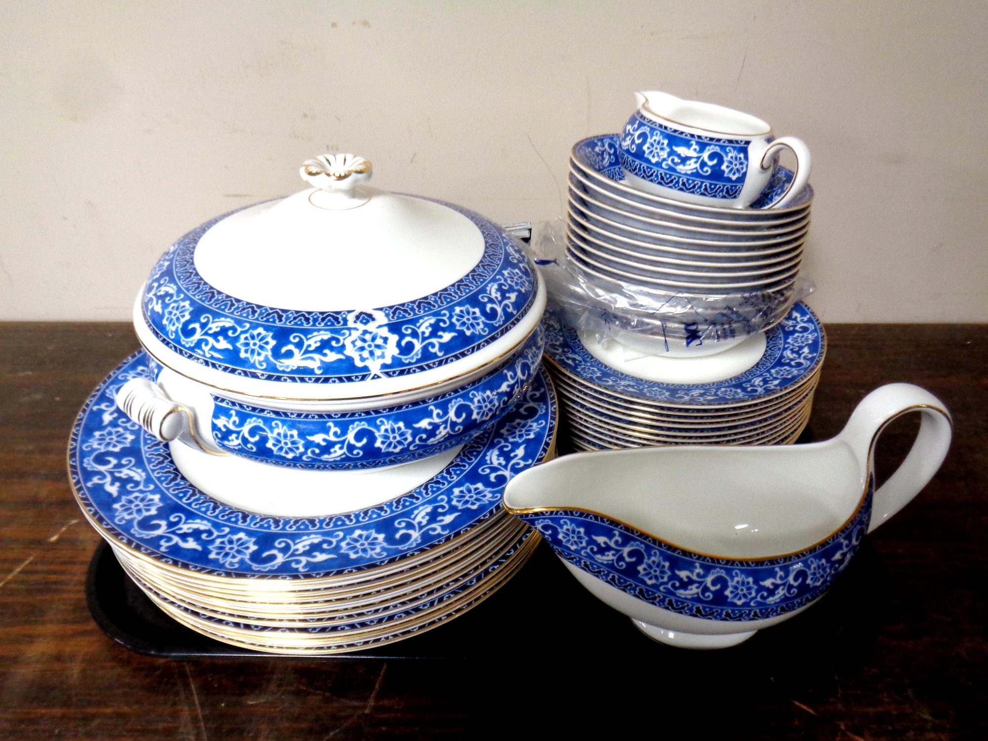 A tray containing 39 pieces of Wedgwood Bokhara bone china dinnerware