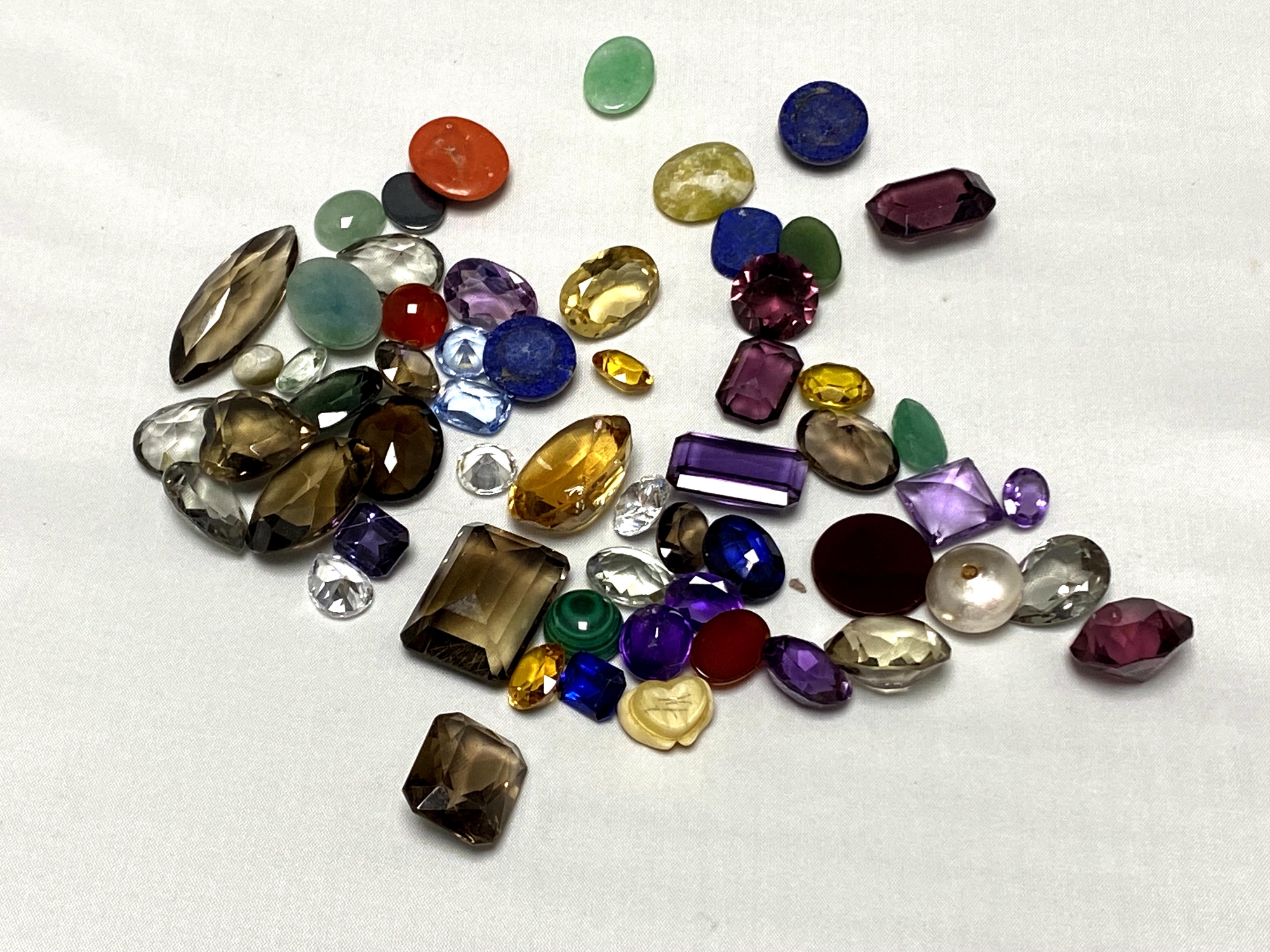A quantity of gemstones