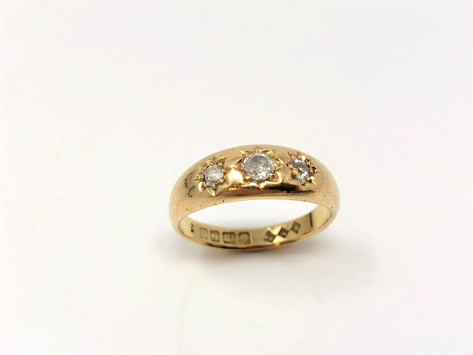 An antique 18ct gold gypsy-set three stone old-cut diamond ring, size N. 4.5g.