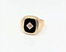 A 9ct gold and black onyx Gentleman's ring, 5.4g, size R/S.