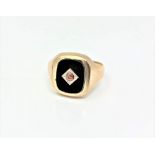 A 9ct gold and black onyx Gentleman's ring, 5.4g, size R/S.