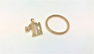 A 9ct gold band ring together with a 9ct gold No.1 mum pendant, 2.9g,.