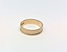 An 18ct textured band ring, 2.9g, size N.