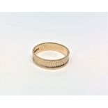 An 18ct textured band ring, 2.9g, size N.