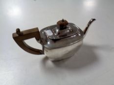 A silver teapot, Birmingham 1921 CONDITION REPORT: 493g gross.