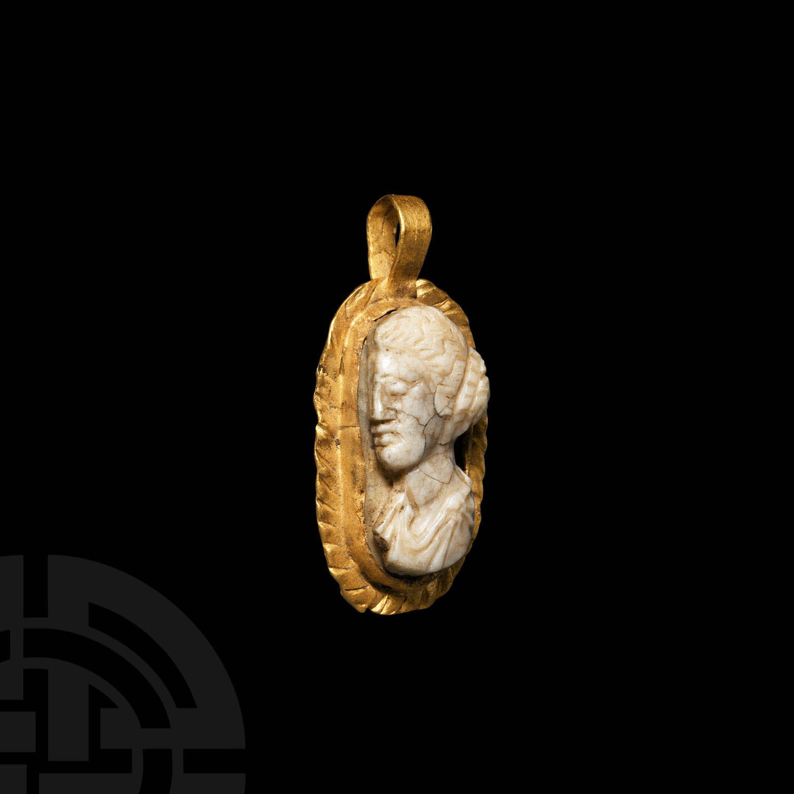 Roman Gold Pendant with Agate Cameo of a Noble Lady