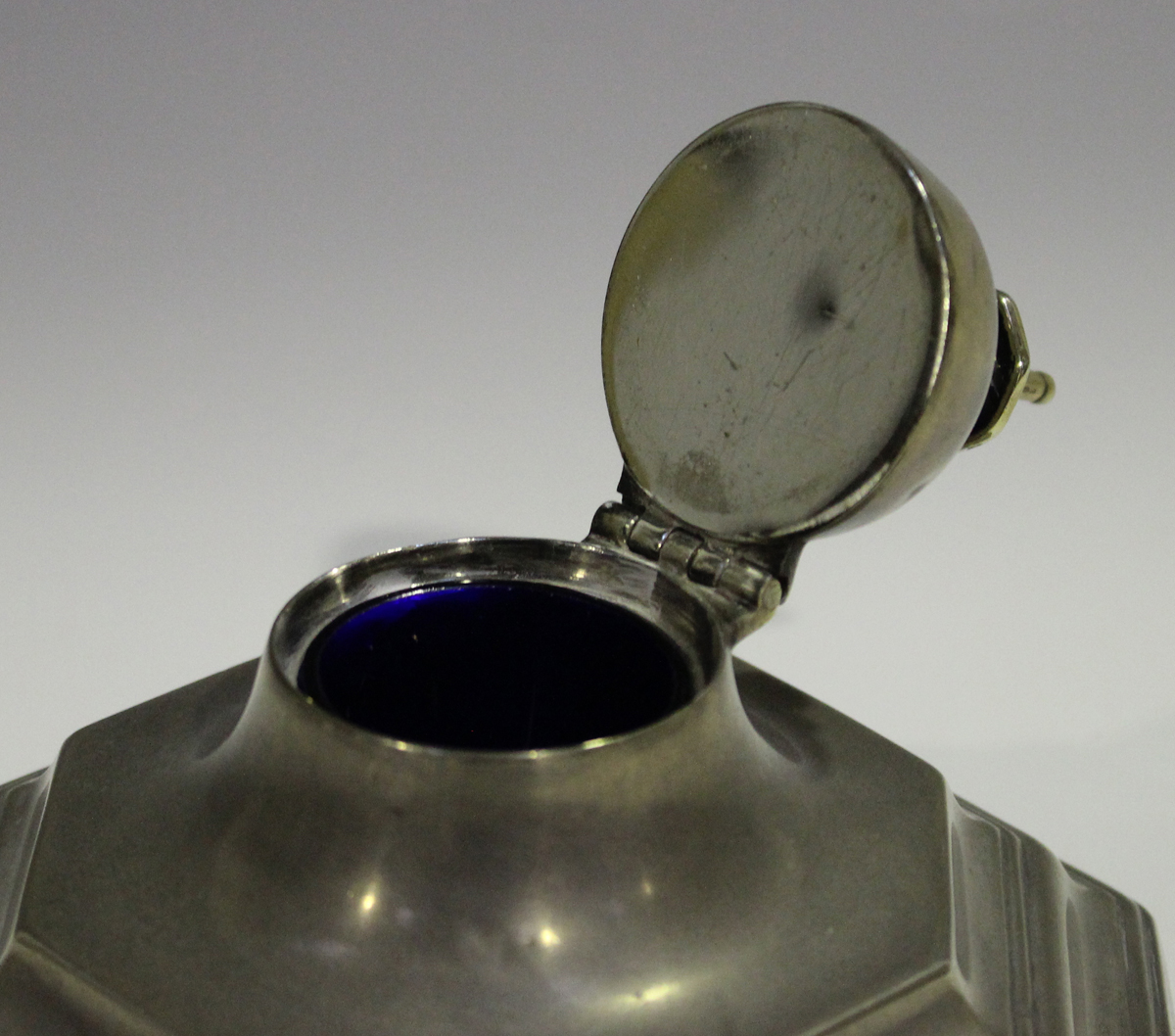 An Edwardian silver inkwell of stepped octagonal form with domed hinged lid and knop finial, - Image 3 of 3