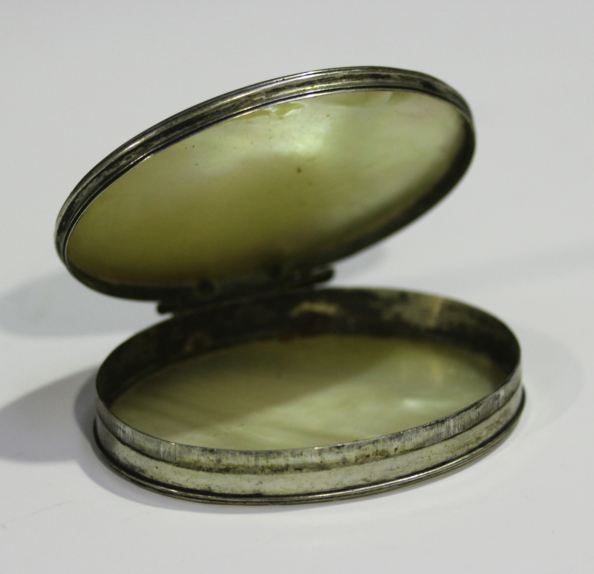 A mid to late 18th century silver mounted mother-of-pearl oval snuff box, the hinged lid carved in - Image 4 of 5