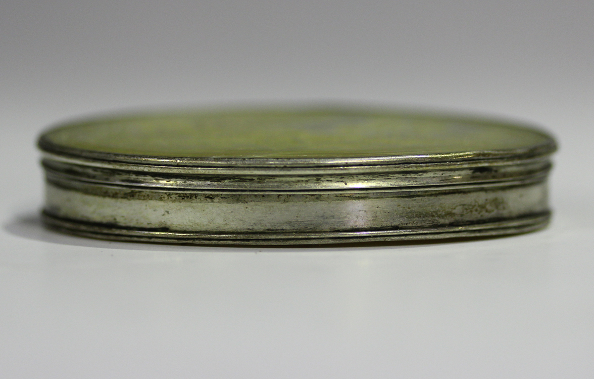 A mid to late 18th century silver mounted mother-of-pearl oval snuff box, the hinged lid carved in - Image 5 of 5