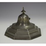 An Edwardian silver inkwell of stepped octagonal form with domed hinged lid and knop finial,