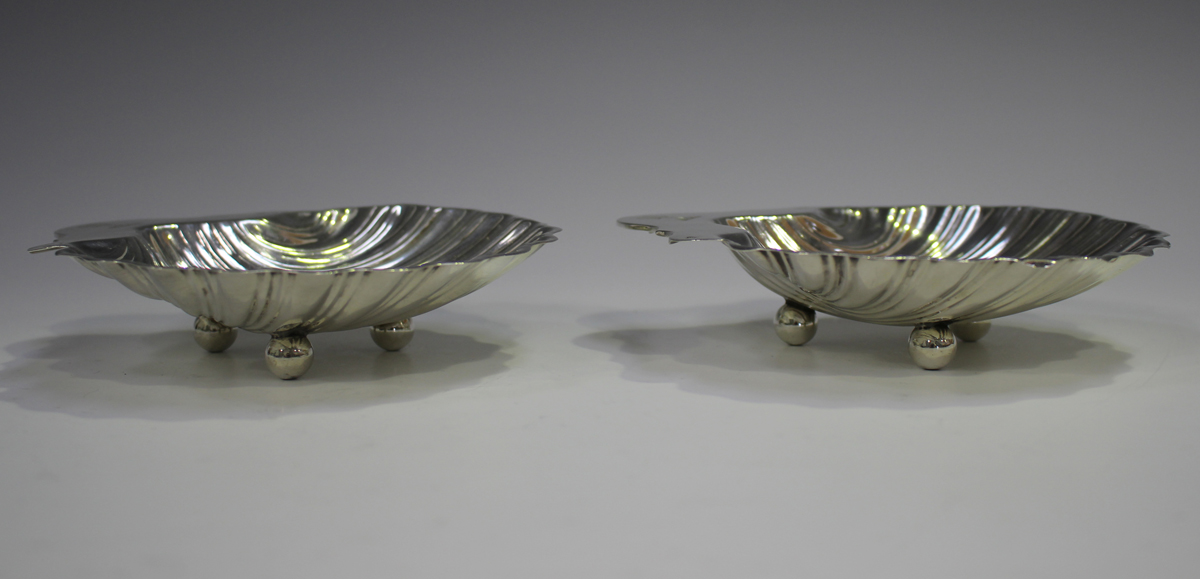 A pair of Edwardian silver butter shells, London 1903 by Josiah Williams & Co, weight 183.2g, length - Image 4 of 4