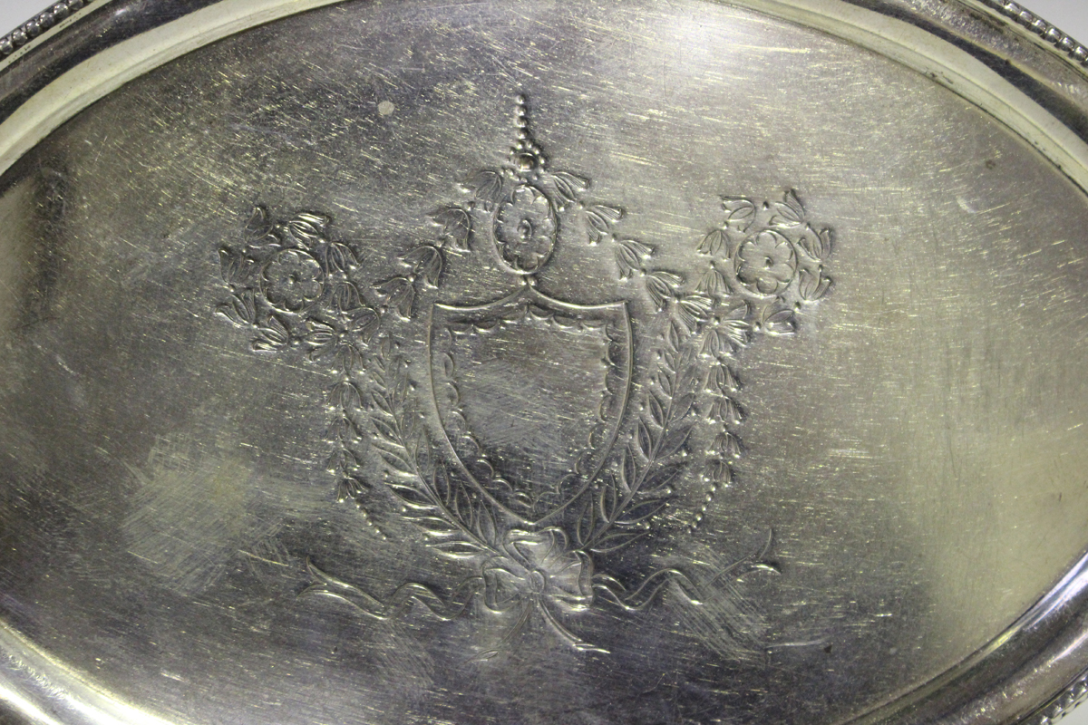 An Edwardian silver oval teapot stand, engraved with a vacant shield shaped cartouche and bellflower - Image 4 of 4