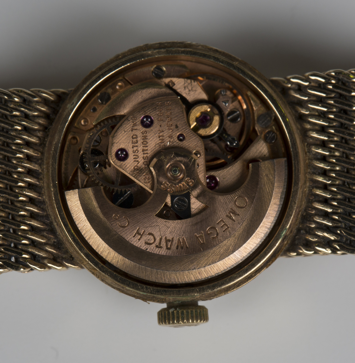 An Omega Automatic 9ct gold lady's bracelet wristwatch, the signed silvered dial with baton hour - Image 5 of 6