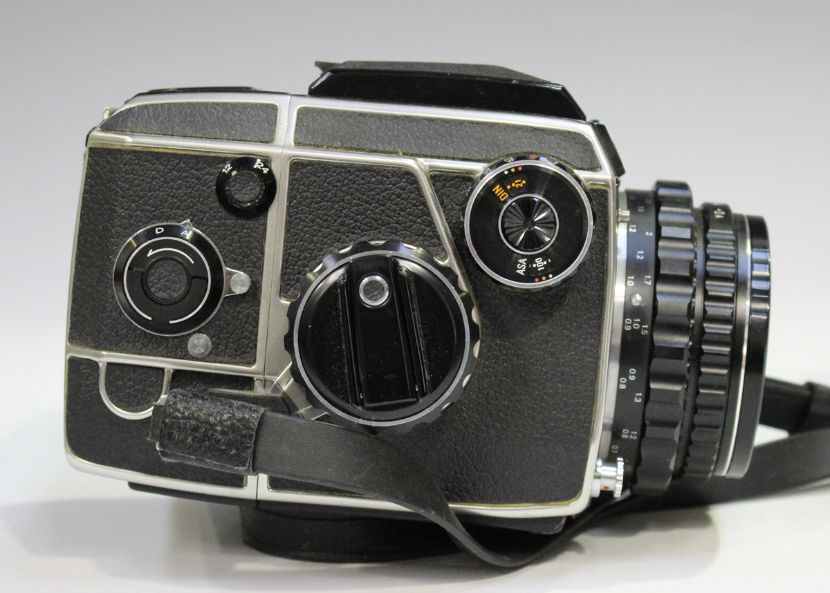 A Zenza Bronica EC-TL camera, No. CB363536, with Zenzanon MC 1:2.4 f=80mm lens, No. 801757, together - Image 9 of 12