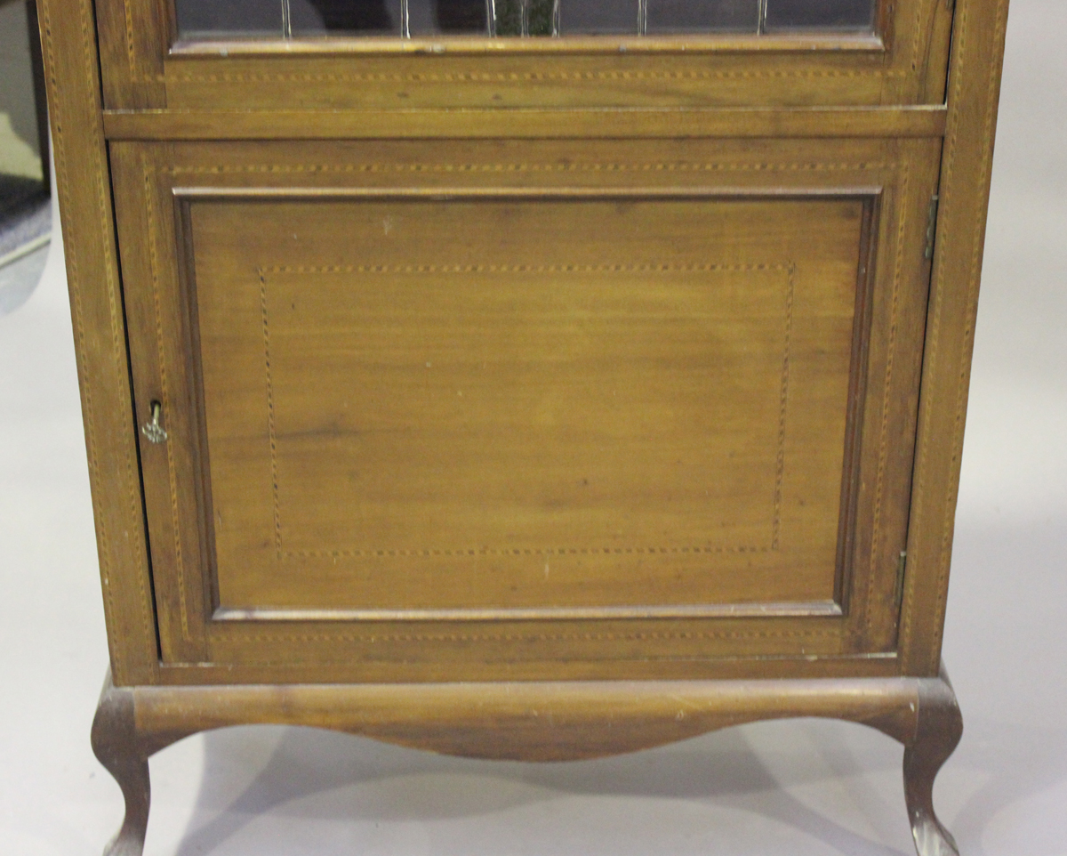 An Edwardian Art Nouveau mahogany display cabinet with overall chequer stringing, the stained and - Image 5 of 6