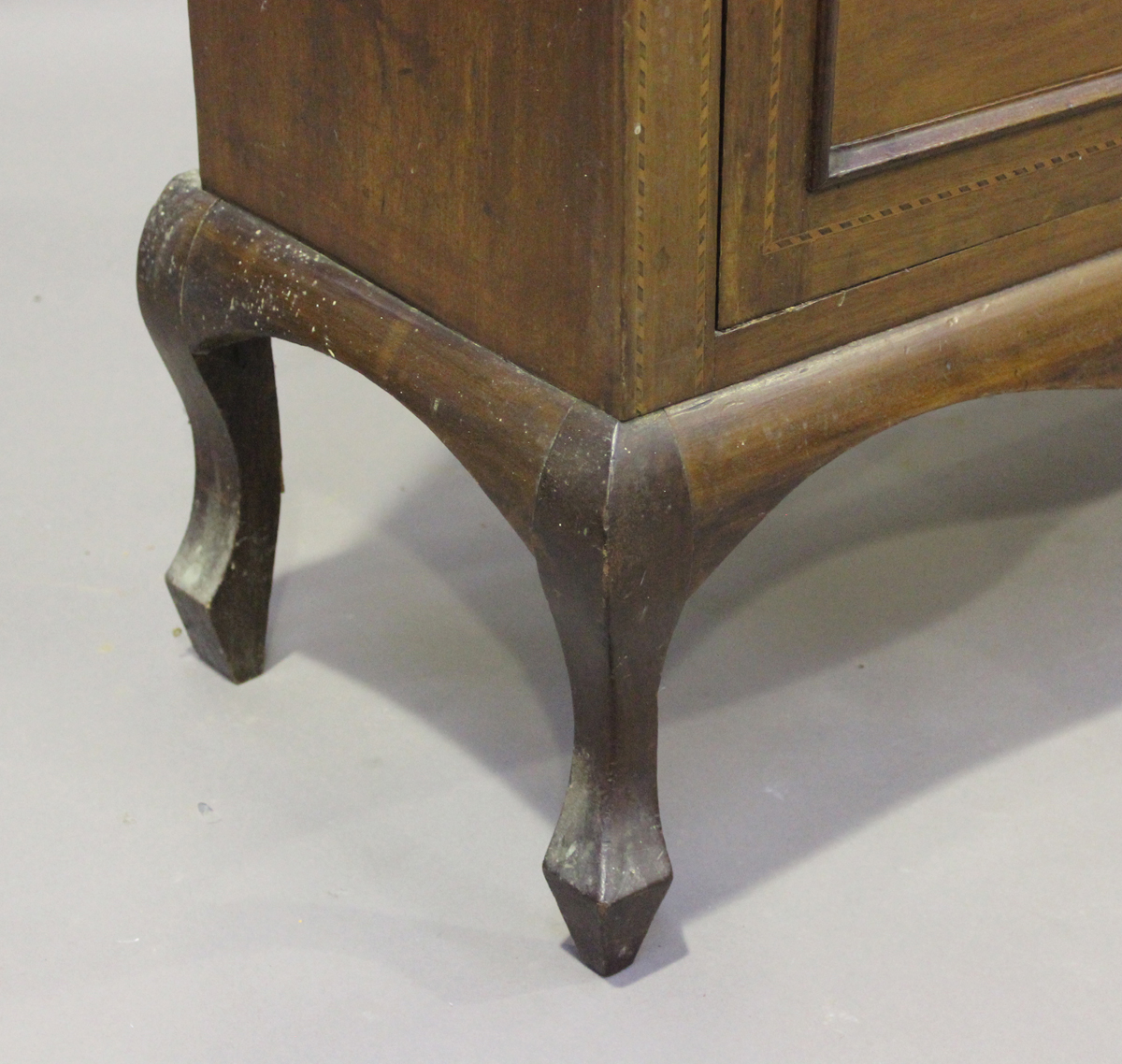 An Edwardian Art Nouveau mahogany display cabinet with overall chequer stringing, the stained and - Image 4 of 6