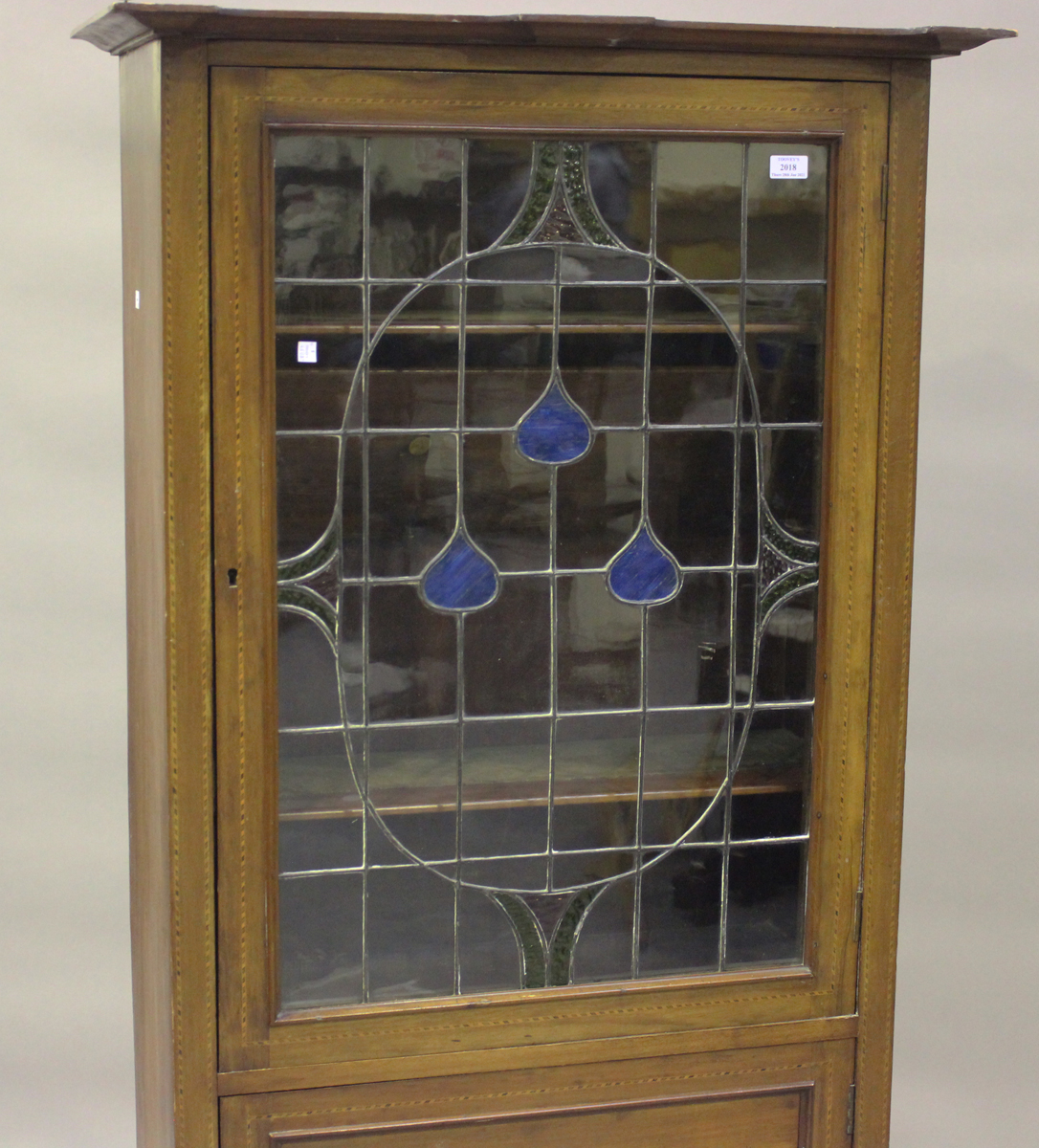 An Edwardian Art Nouveau mahogany display cabinet with overall chequer stringing, the stained and - Image 6 of 6