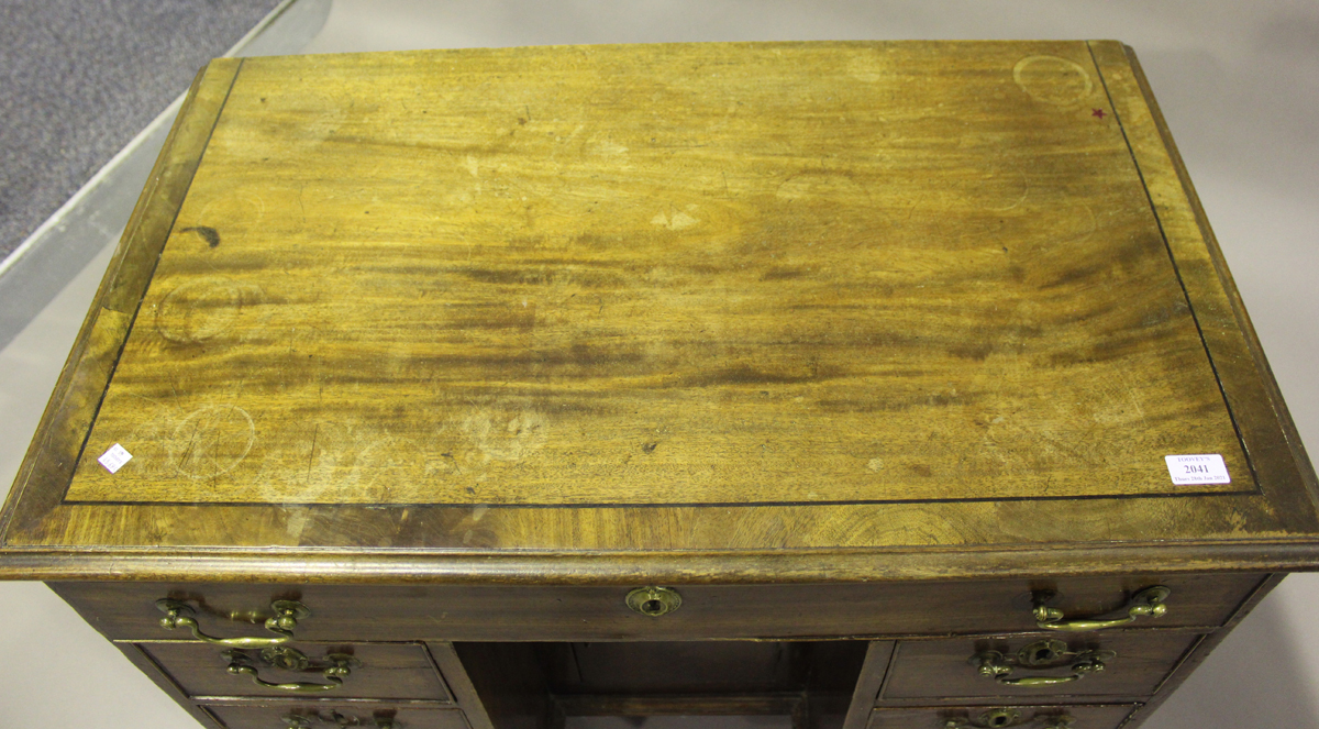 An early 19th century mahogany kneehole desk with crossbanded and ebony line inlaid decoration, - Image 5 of 5