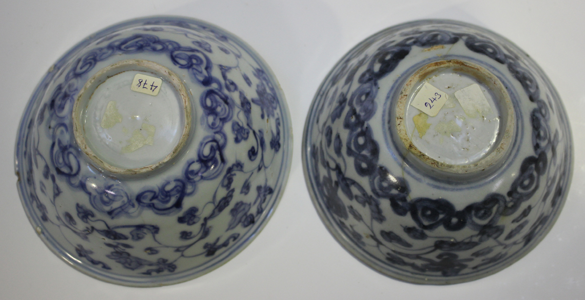 Two Chinese blue and white porcelain circular bowls, Ming dynasty, each exterior painted with - Image 11 of 14