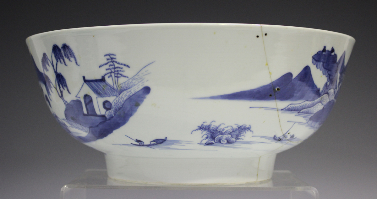 A Chinese blue and white export porcelain tea caddy, late Qianlong period, the sides painted with - Image 4 of 18