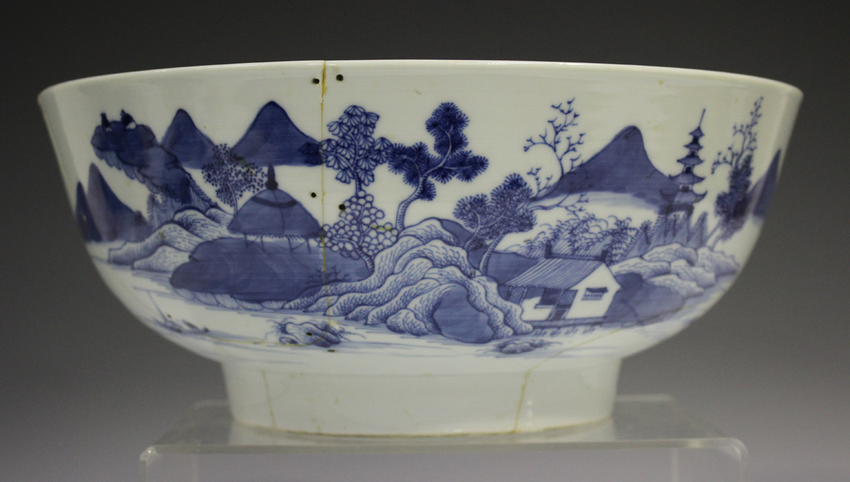 A Chinese blue and white export porcelain tea caddy, late Qianlong period, the sides painted with - Image 3 of 18