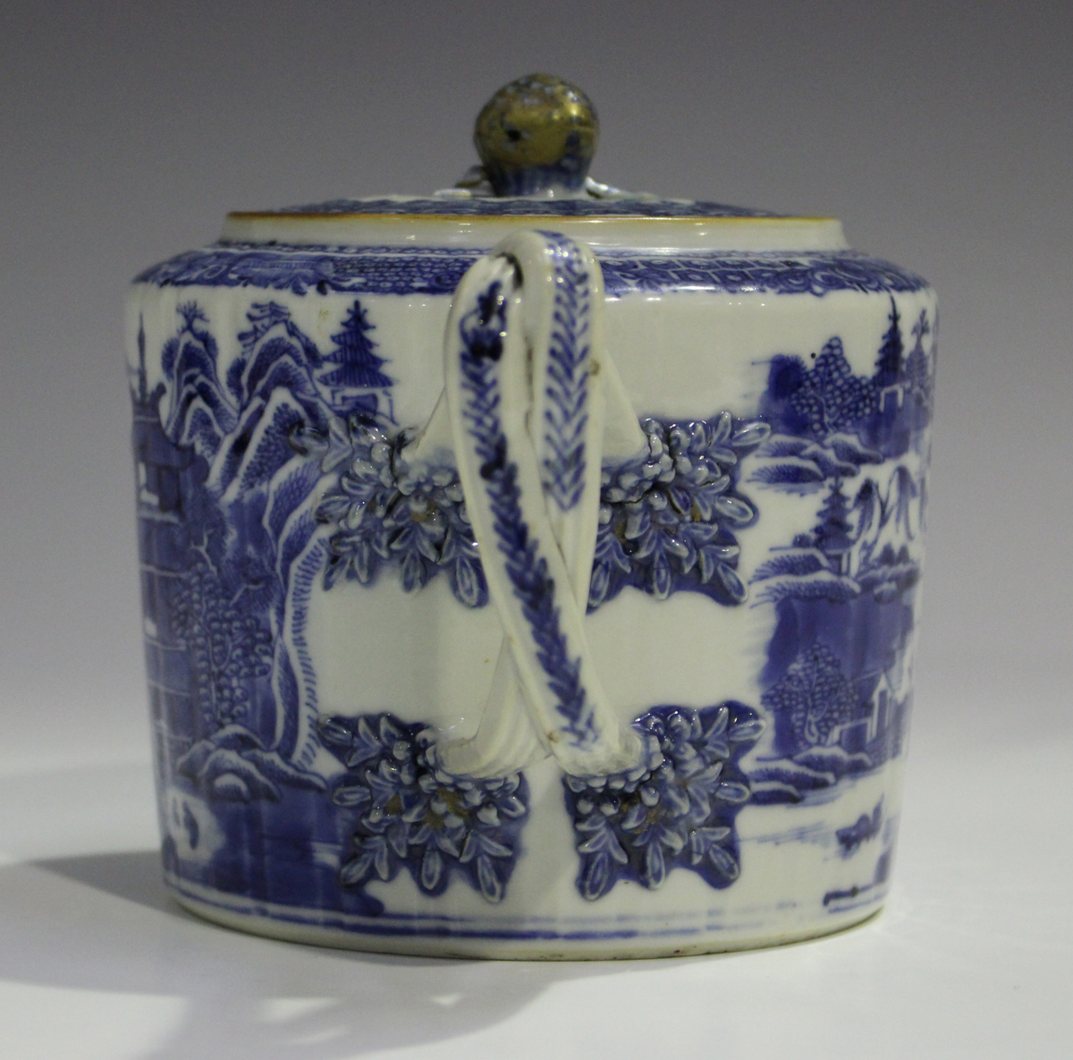 A Chinese blue and white export porcelain teapot and cover, Qianlong period, of gently fluted - Image 7 of 9