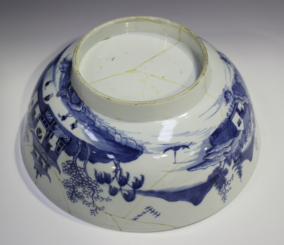 A Chinese blue and white export porcelain tea caddy, late Qianlong period, the sides painted with - Image 7 of 18