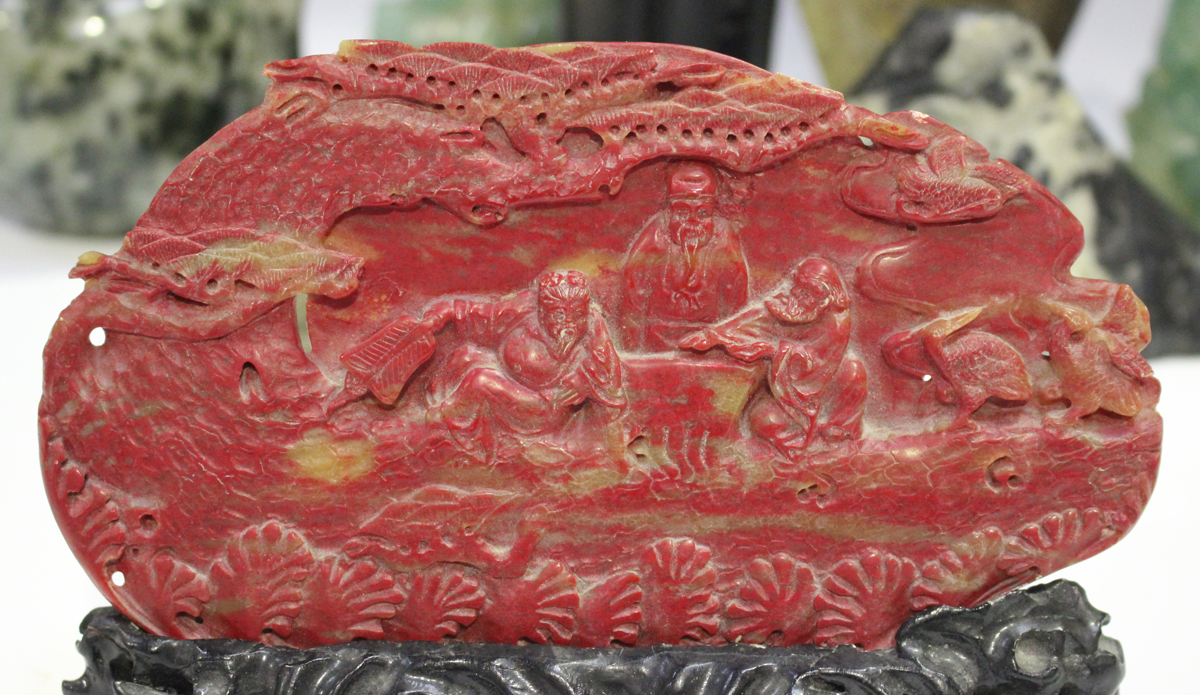 A group of Chinese hardstone carvings, mostly 20th century, including a pair of green quartz - Image 20 of 20