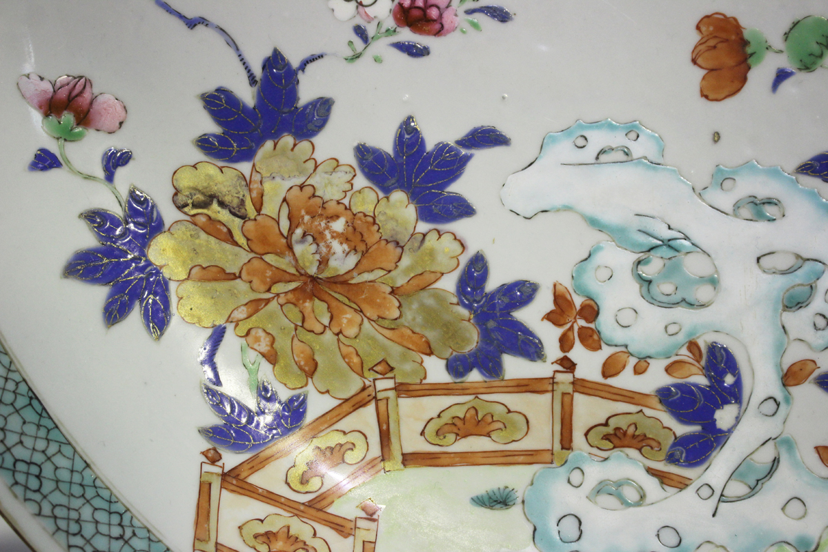 A Chinese famille rose export porcelain circular dish, Yongzheng/Qianlong period, painted with a - Image 7 of 10