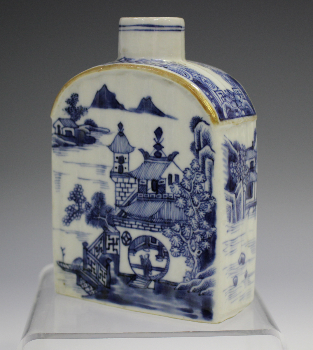 A Chinese blue and white export porcelain tea caddy, late Qianlong period, the sides painted with - Image 17 of 18