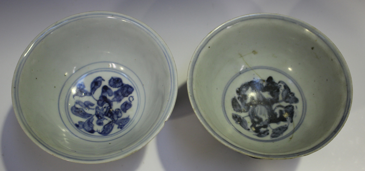 Two Chinese blue and white porcelain circular bowls, Ming dynasty, each exterior painted with - Image 13 of 14