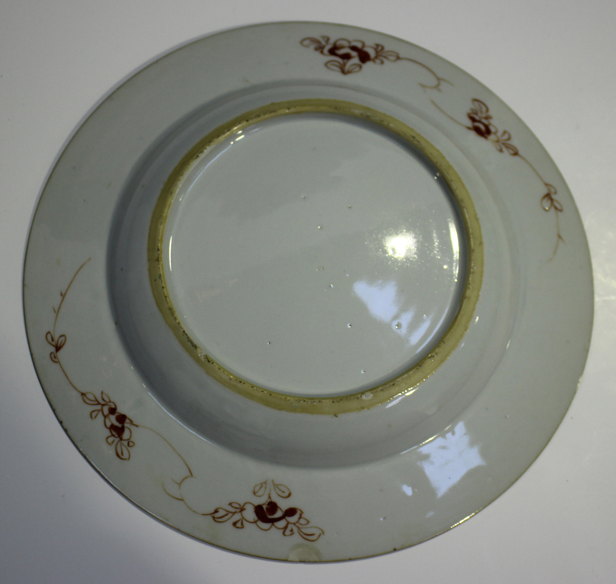 A Chinese famille verte porcelain plate, Kangxi period, the centre painted and gilt with a - Image 5 of 7