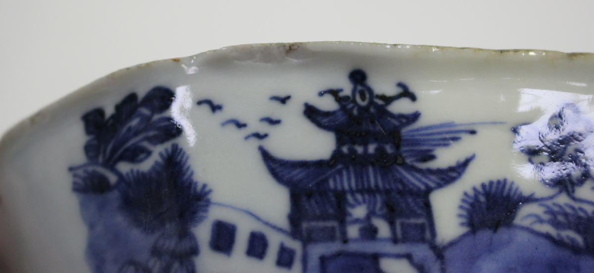 A Chinese blue and white export porcelain tea caddy, late Qianlong period, the sides painted with - Image 10 of 18