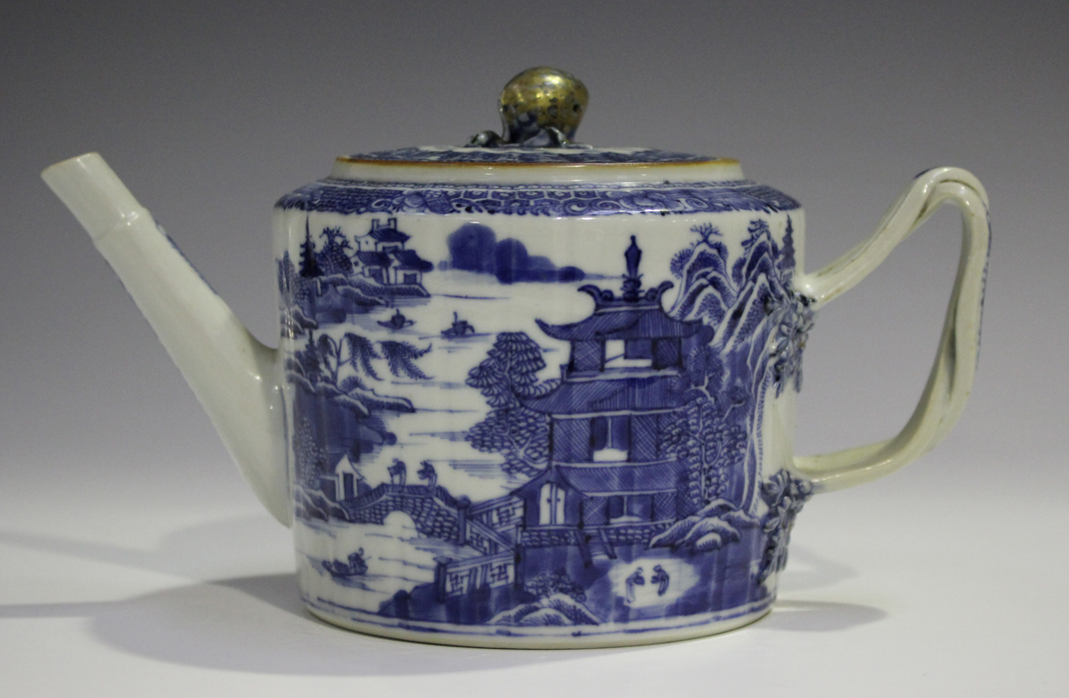 A Chinese blue and white export porcelain teapot and cover, Qianlong period, of gently fluted - Image 9 of 9