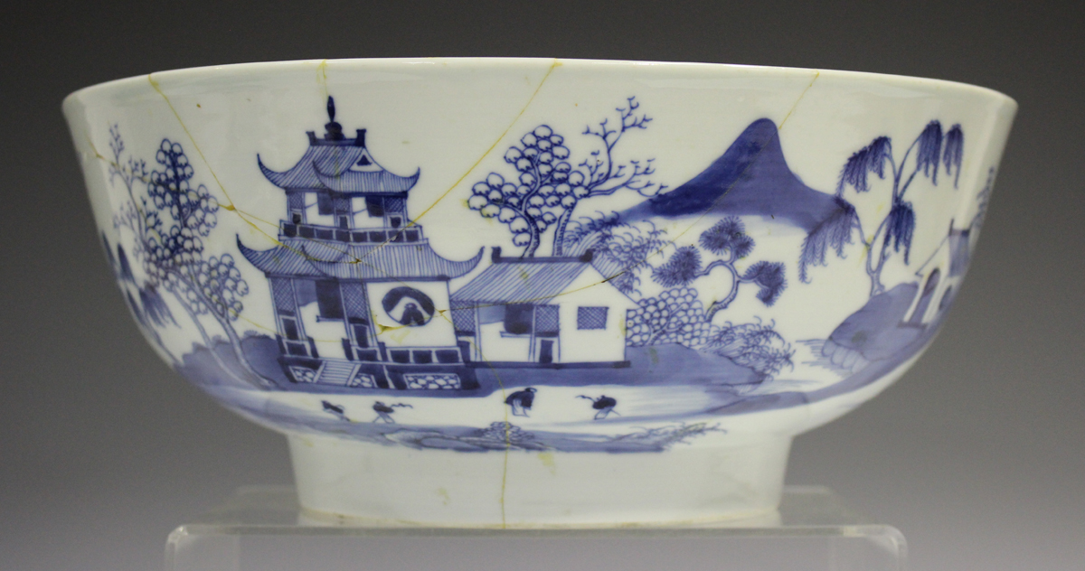 A Chinese blue and white export porcelain tea caddy, late Qianlong period, the sides painted with - Image 5 of 18