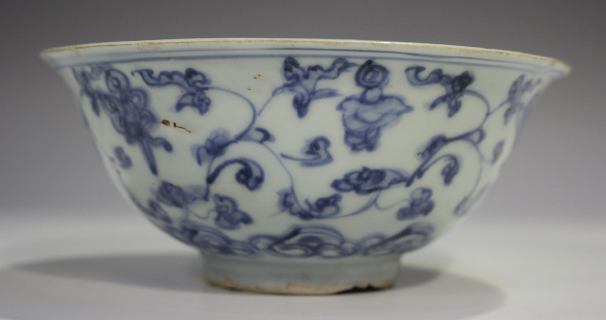 Two Chinese blue and white porcelain circular bowls, Ming dynasty, each exterior painted with - Image 3 of 14